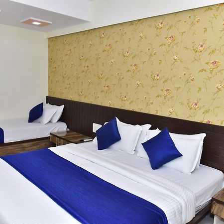 Hotel Lake Palace Ahmedabad Extérieur photo