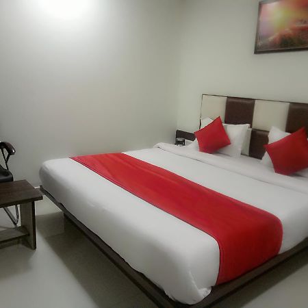 Hotel Lake Palace Ahmedabad Extérieur photo