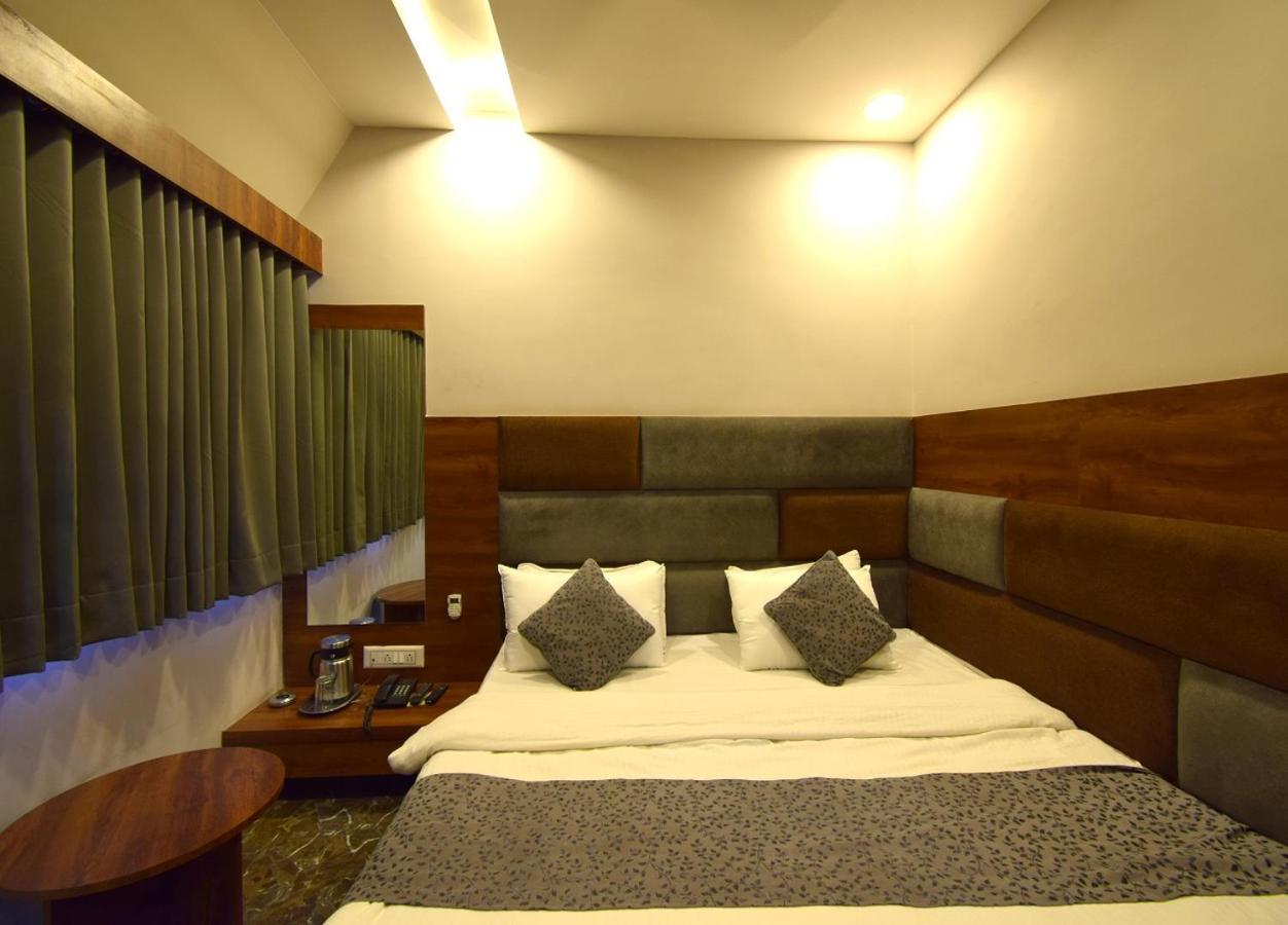Hotel Lake Palace Ahmedabad Extérieur photo