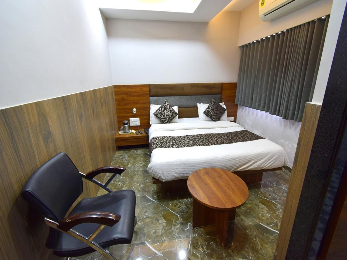 Hotel Lake Palace Ahmedabad Extérieur photo