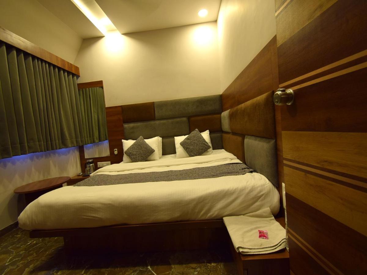 Hotel Lake Palace Ahmedabad Extérieur photo