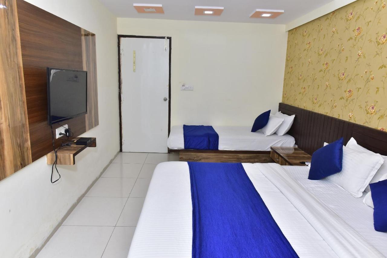 Hotel Lake Palace Ahmedabad Extérieur photo