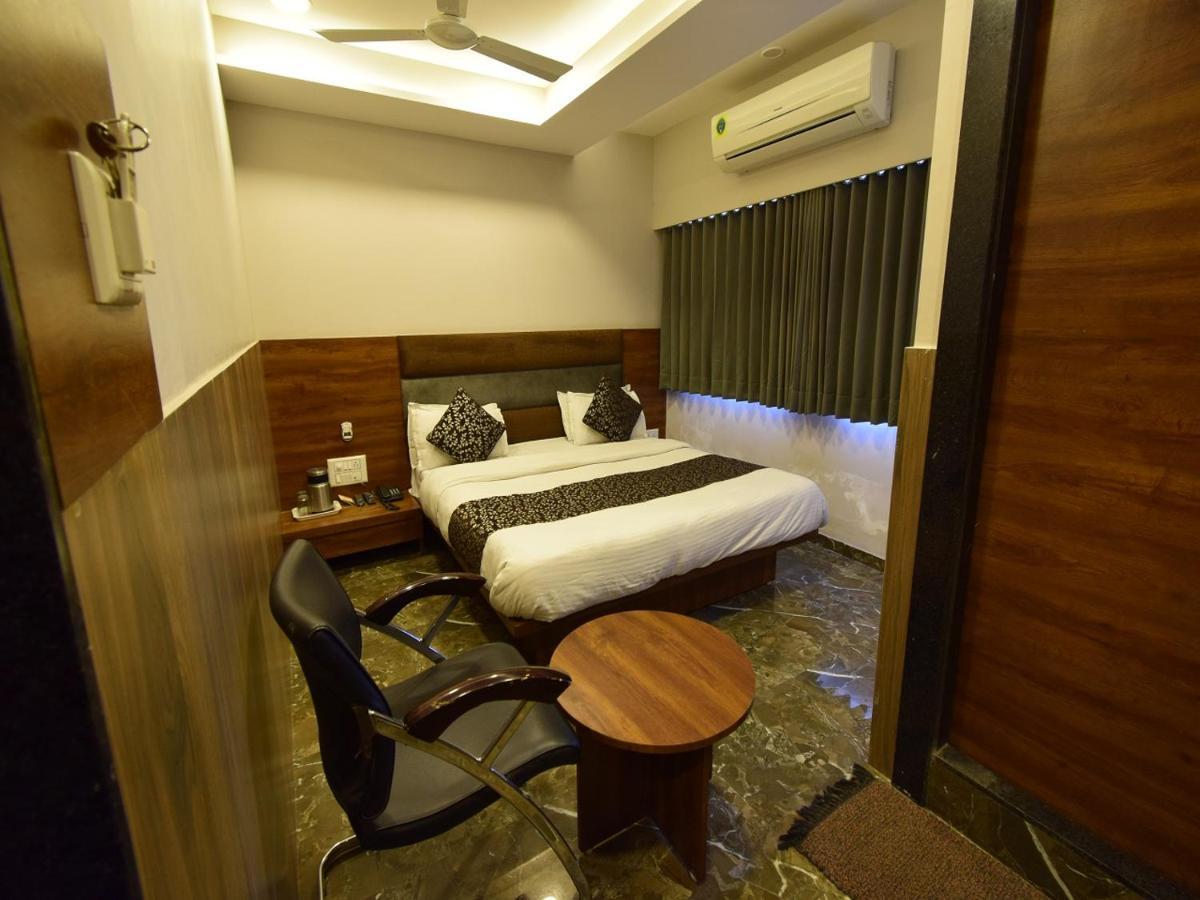 Hotel Lake Palace Ahmedabad Extérieur photo