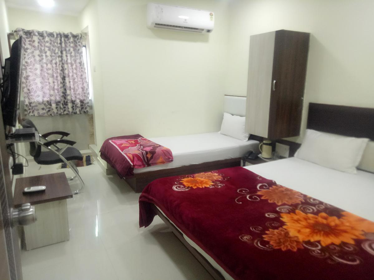 Hotel Lake Palace Ahmedabad Extérieur photo