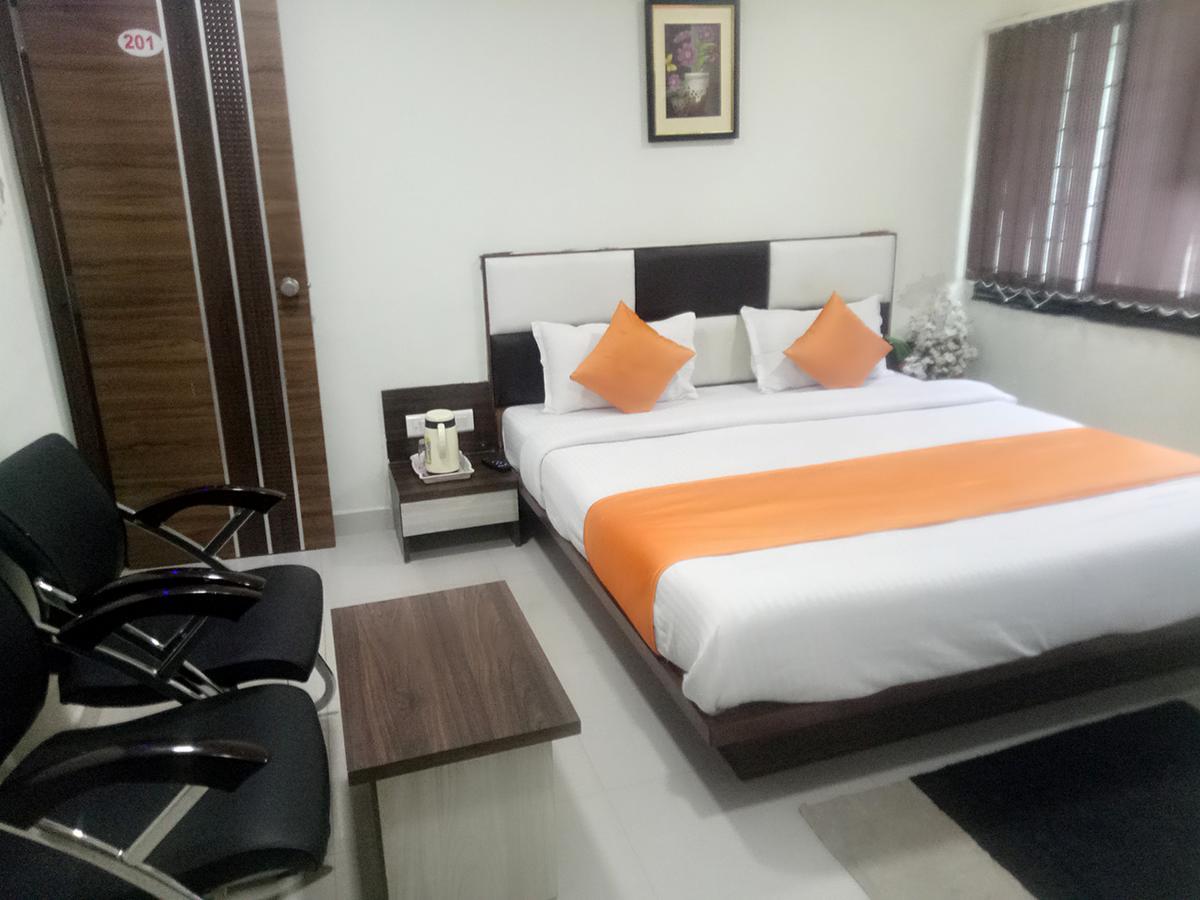 Hotel Lake Palace Ahmedabad Extérieur photo