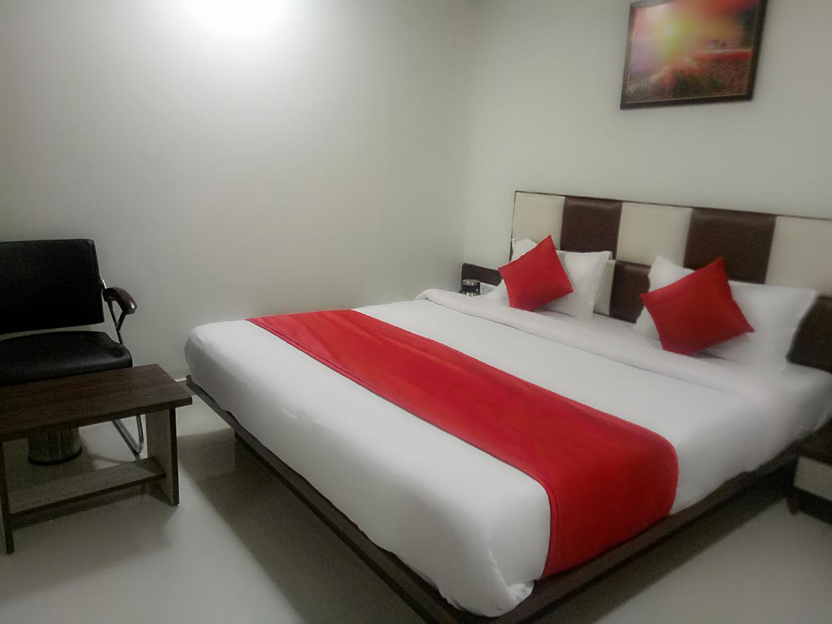 Hotel Lake Palace Ahmedabad Extérieur photo