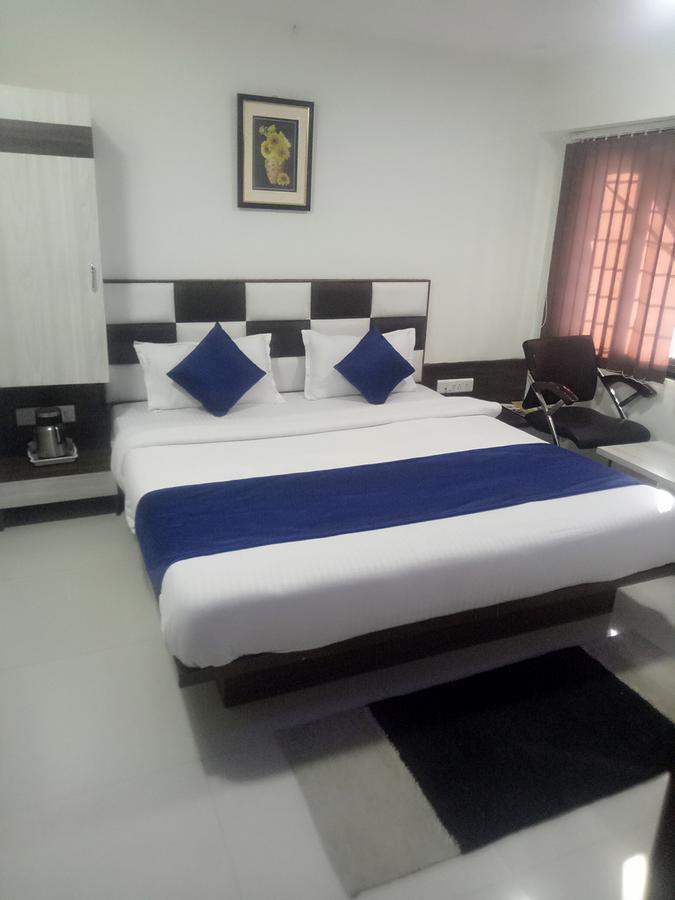 Hotel Lake Palace Ahmedabad Extérieur photo