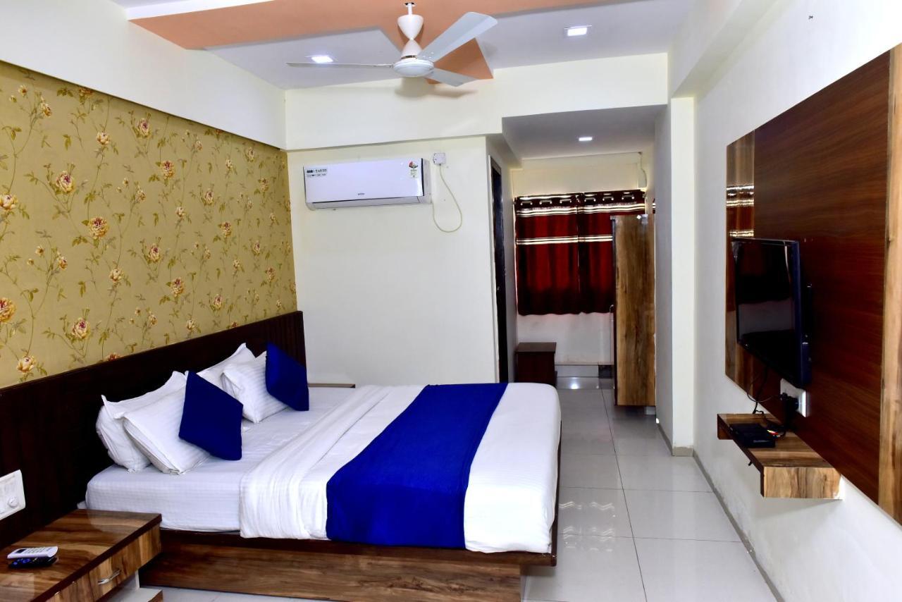 Hotel Lake Palace Ahmedabad Extérieur photo